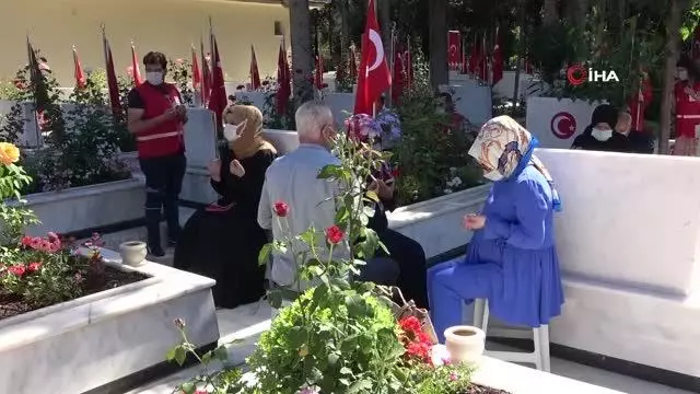 Son dakika haberleri: Şehitlikte duygulandıran bayramlaşma... Bayramda elini öpemediği babasının mezar taşını öptü Son dakika haberleri: Şehitlikte duygulandıran bayramlaşma... Bayramda elini öpemediği babasının mezar taşını öptü