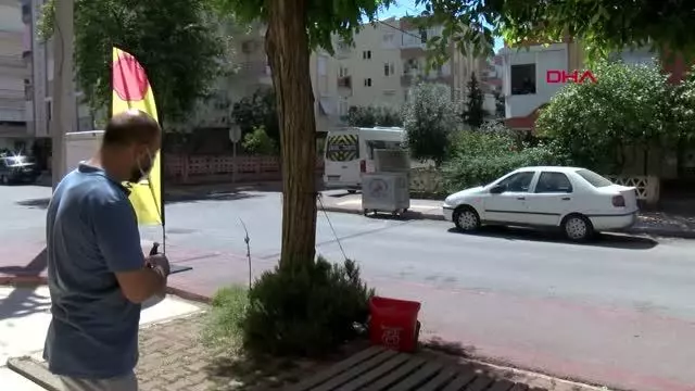 SİPARİŞLERİ 1 YILDIR BALKONDAN SARKITILAN SEPETE DOLDURUYOR SİPARİŞLERİ 1 YILDIR BALKONDAN SARKITILAN SEPETE DOLDURUYOR