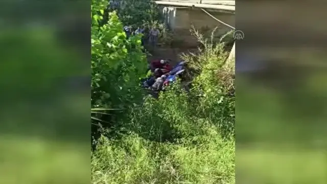 Sulama kanalına düşen otomobilin sürücüsü yaralandı Sulama kanalına düşen otomobilin sürücüsü yaralandı