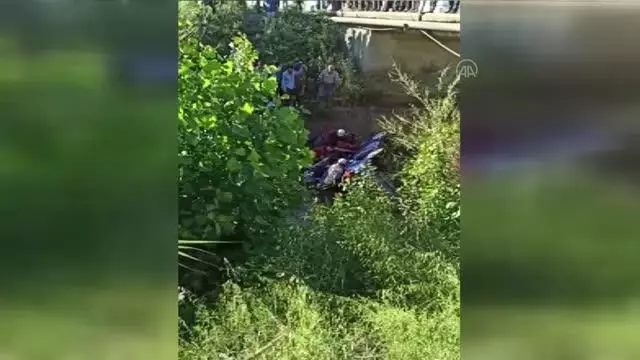Sulama kanalına düşen otomobilin sürücüsü yaralandı Sulama kanalına düşen otomobilin sürücüsü yaralandı