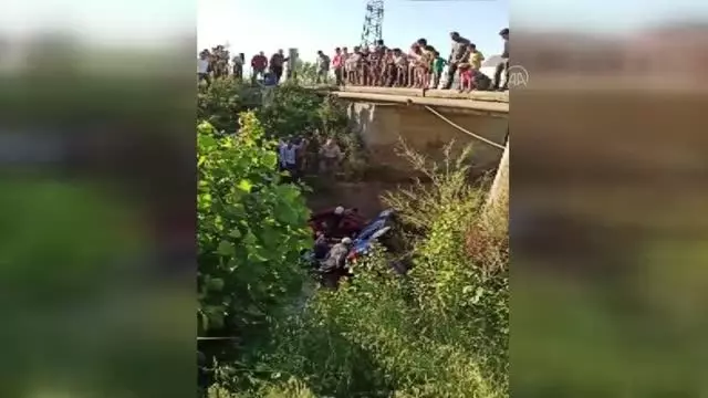 Sulama kanalına düşen otomobilin sürücüsü yaralandı Sulama kanalına düşen otomobilin sürücüsü yaralandı