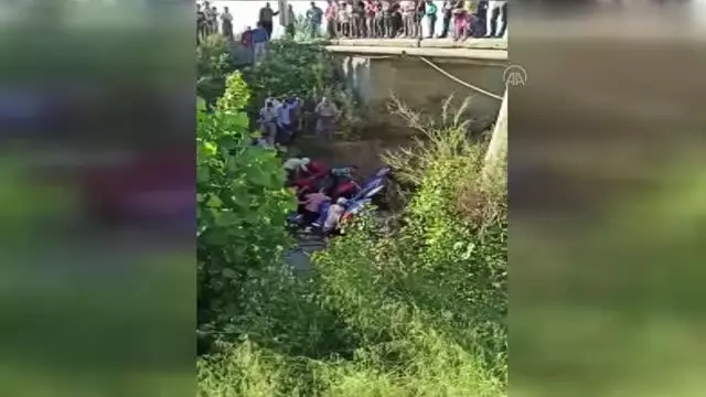 Sulama kanalına düşen otomobilin sürücüsü yaralandı Sulama kanalına düşen otomobilin sürücüsü yaralandı