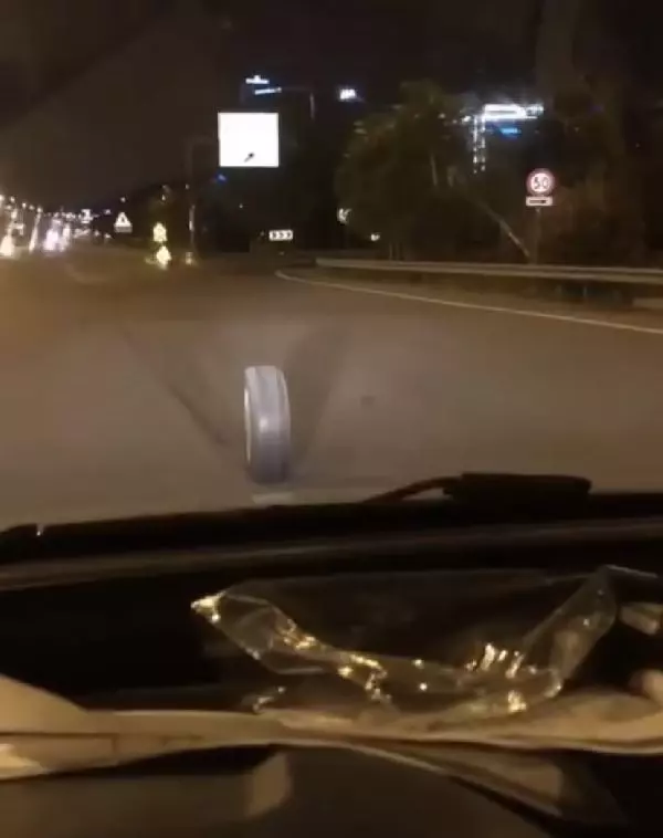 Taksiden çıkan tekerlek, karayolunda metrelerce yol aldı; Sürücüler tehlike atlattı Taksiden çıkan tekerlek, karayolunda metrelerce yol aldı; Sürücüler tehlike atlattı