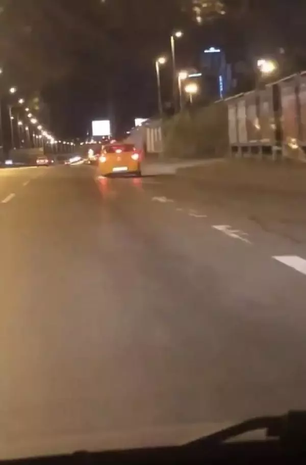 Taksiden çıkan tekerlek, karayolunda metrelerce yol aldı; Sürücüler tehlike atlattı Taksiden çıkan tekerlek, karayolunda metrelerce yol aldı; Sürücüler tehlike atlattı