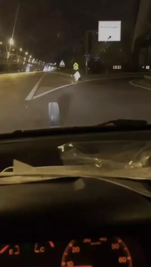 Taksiden çıkan tekerlek, karayolunda metrelerce yol aldı; Sürücüler tehlike atlattı Taksiden çıkan tekerlek, karayolunda metrelerce yol aldı; Sürücüler tehlike atlattı