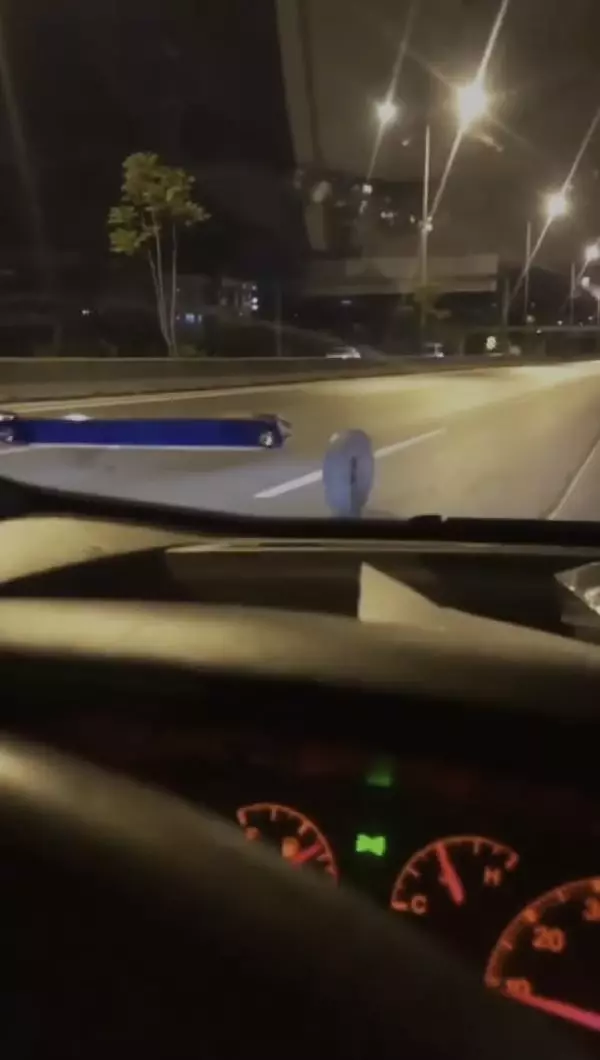 Taksiden çıkan tekerlek, karayolunda metrelerce yol aldı; Sürücüler tehlike atlattı Taksiden çıkan tekerlek, karayolunda metrelerce yol aldı; Sürücüler tehlike atlattı
