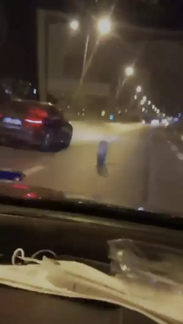 Taksiden çıkan tekerlek, karayolunda metrelerce yol aldı; Sürücüler tehlike atlattı Taksiden çıkan tekerlek, karayolunda metrelerce yol aldı; Sürücüler tehlike atlattı