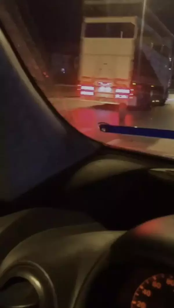 Taksiden çıkan tekerlek, karayolunda metrelerce yol aldı; Sürücüler tehlike atlattı Taksiden çıkan tekerlek, karayolunda metrelerce yol aldı; Sürücüler tehlike atlattı