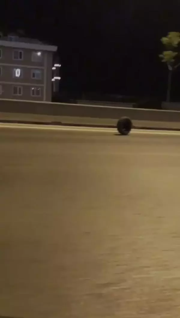 Taksiden çıkan tekerlek, karayolunda metrelerce yol aldı; Sürücüler tehlike atlattı Taksiden çıkan tekerlek, karayolunda metrelerce yol aldı; Sürücüler tehlike atlattı