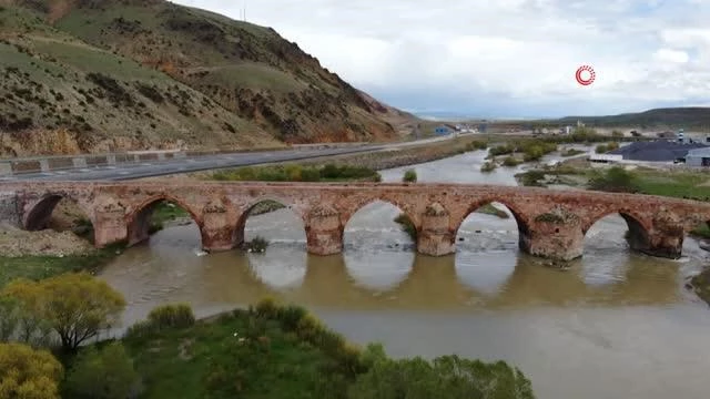 Tarihin en eski köprülerinden birisi olan Çobandede Köprüsü ilk günkü ihtişamıyla göz kamaştırıyor