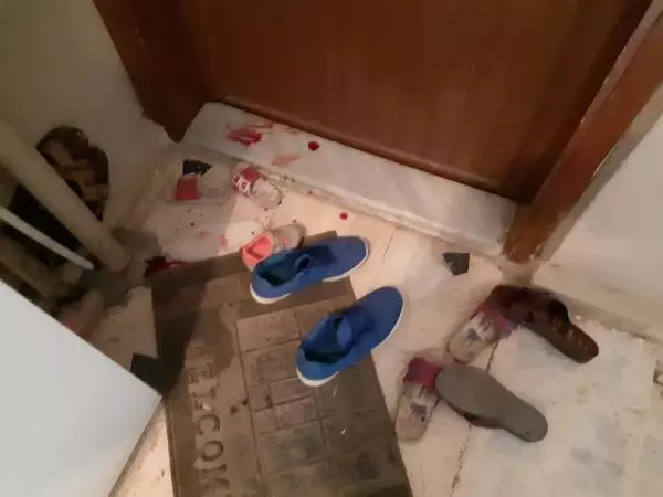 Gözü dönen koca 2 çocuğunun annesini 15 yerinden bıçakladı: Komşuları bıçağı elinden zor aldı Gözü dönen koca 2 çocuğunun annesini 15 yerinden bıçakladı: Komşuları bıçağı elinden zor aldı