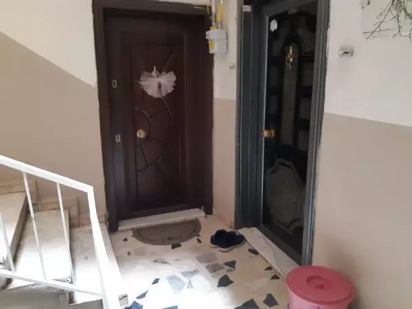 Gözü dönen koca 2 çocuğunun annesini 15 yerinden bıçakladı: Komşuları bıçağı elinden zor aldı Gözü dönen koca 2 çocuğunun annesini 15 yerinden bıçakladı: Komşuları bıçağı elinden zor aldı