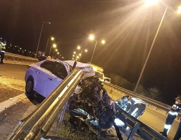 TEM Otoyolu'nda bariyere çarpan otomobilin motoru yerinden fırladı, sürücü hayatını kaybetti TEM Otoyolu'nda bariyere çarpan otomobilin motoru yerinden fırladı, sürücü hayatını kaybetti