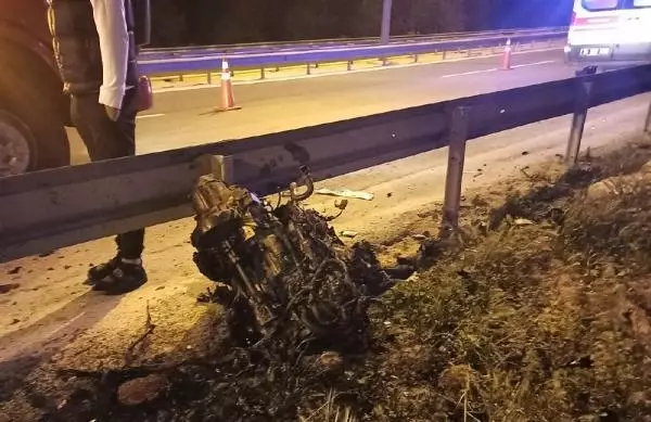 TEM Otoyolu'nda bariyere çarpan otomobilin motoru yerinden fırladı, sürücü hayatını kaybetti TEM Otoyolu'nda bariyere çarpan otomobilin motoru yerinden fırladı, sürücü hayatını kaybetti