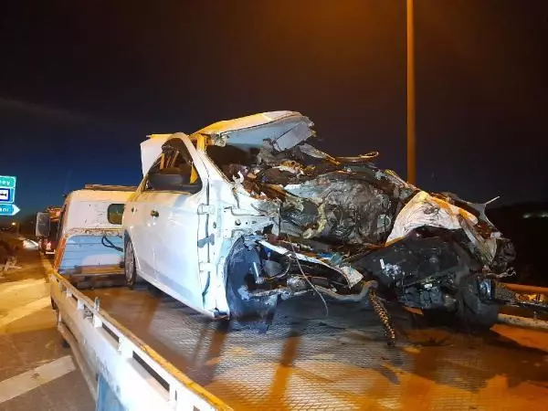 TEM Otoyolu'nda bariyere çarpan otomobilin motoru yerinden fırladı, sürücü hayatını kaybetti TEM Otoyolu'nda bariyere çarpan otomobilin motoru yerinden fırladı, sürücü hayatını kaybetti