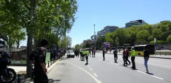 Ankara: Vatandaşlar İl Emniyet Müdürü Zafer Aktaş'ın denetimine takılınca renkli anlar yaşandı Ankara: Vatandaşlar İl Emniyet Müdürü Zafer Aktaş'ın denetimine takılınca renkli anlar yaşandı