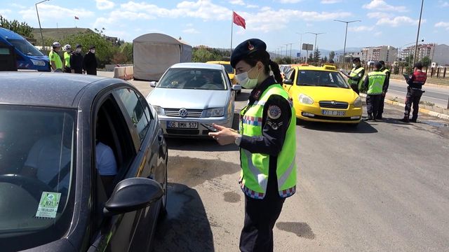 43 ilin geçiş güzergahında 'bayram' denetimi: Kişilerin 'HES kodu' sorgulandı 43 ilin geçiş güzergahında 'bayram' denetimi: Kişilerin 'HES kodu' sorgulandı