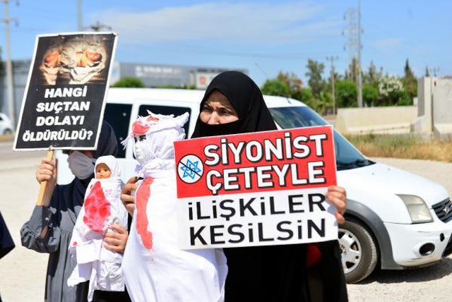 ABD Konsolosluğu önünde 'kanlı oyuncak bebek' ile İsrail protestosu