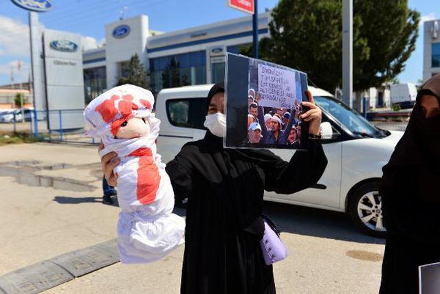 ABD Konsolosluğu önünde 'kanlı oyuncak bebek' ile İsrail protestosu