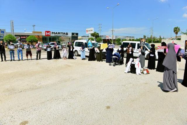 ABD Konsolosluğu önünde 'kanlı oyuncak bebek' ile İsrail protestosu
