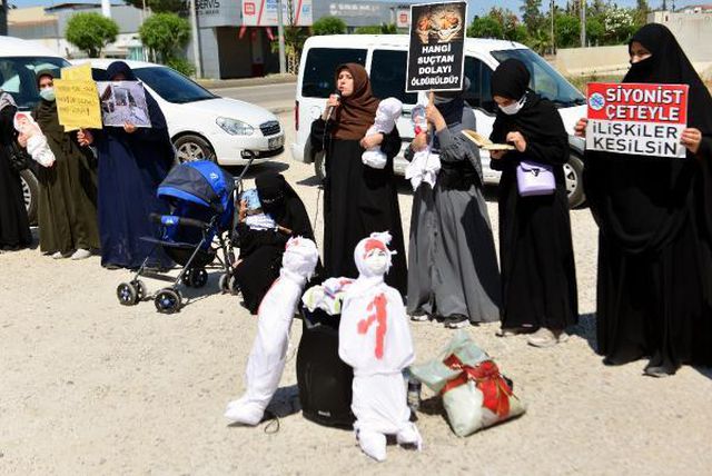 ABD Konsolosluğu önünde 'kanlı oyuncak bebek' ile İsrail protestosu