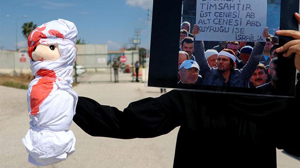 Adana'daki ABD Konsolosluğu'nun önüne kanlı oyuncak bebek bırakıldı