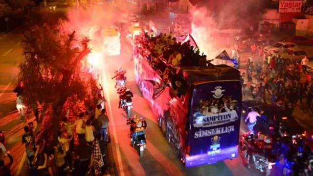 Adana Demirspor taraftarının karekodlu şampiyonluk dövmesi sosyal medyaya damga vurdu Adana Demirspor taraftarının karekodlu şampiyonluk dövmesi sosyal medyaya damga vurdu