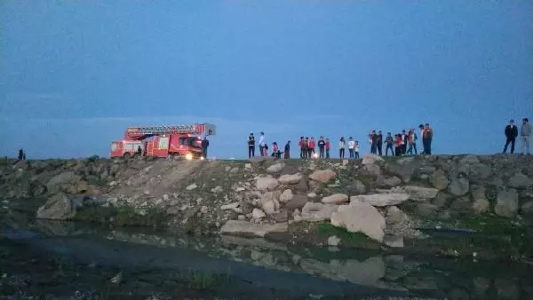 AĞRI'DA ÇAMURA SAPLANAN 17 İNEK, İTFAİYE EKİPLERİNCE KURTARILDI AĞRI'DA ÇAMURA SAPLANAN 17 İNEK, İTFAİYE EKİPLERİNCE KURTARILDI