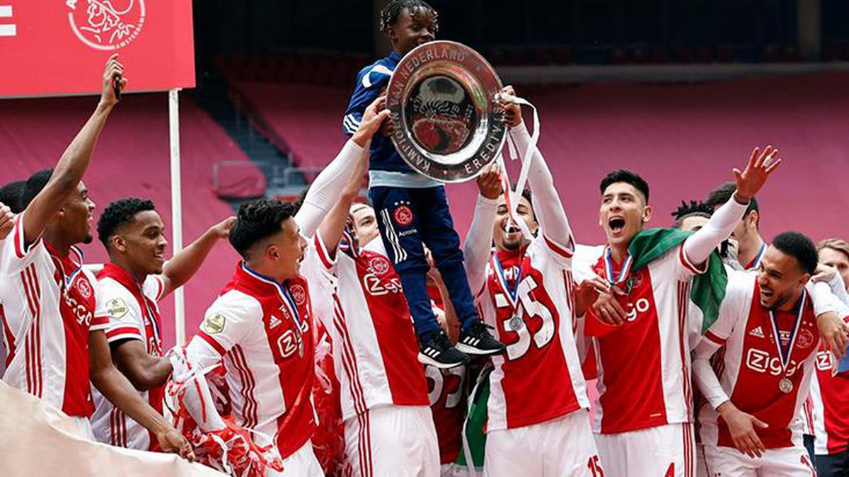 Ajax'tan büyük jest! Şampiyonluk kupasını eritip taraftarlara dağıttılar