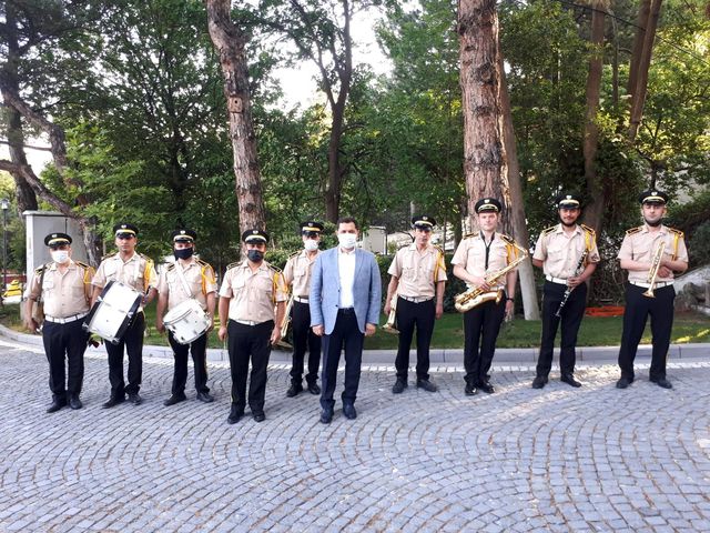 Amasya'da bayram namazı korona virüs tedbirleriyle kılındı, yöneticiler halkla bayramlaştı Amasya'da bayram namazı korona virüs tedbirleriyle kılındı, yöneticiler halkla bayramlaştı