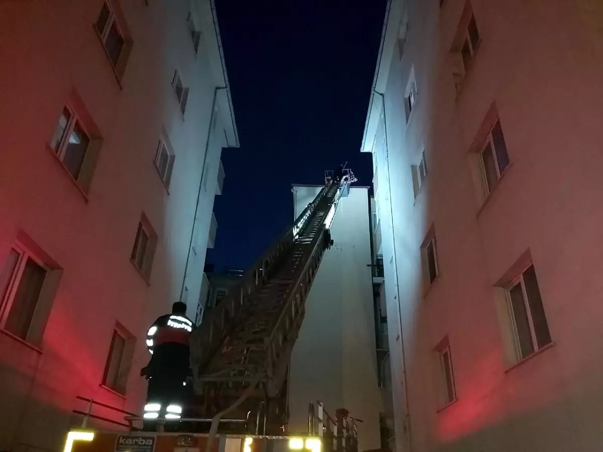 Son dakika haber! Apartmanın bacasında çıkan yangın korkuttu