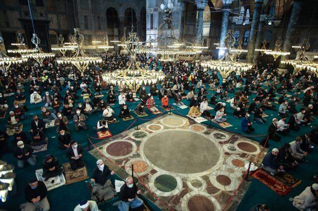 Ayasofya'da 87 yıl sonra ilk Ramazan Bayramı namazı kılındı