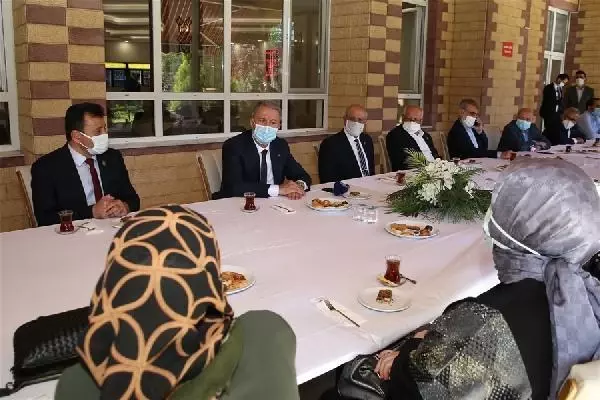 Milli Savunma Bakanı Akar, şehit aileleri ile bayramlaştı Milli Savunma Bakanı Akar, şehit aileleri ile bayramlaştı
