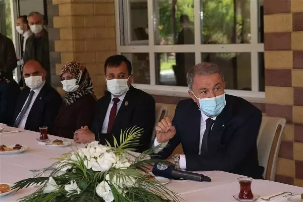 Milli Savunma Bakanı Akar, şehit aileleri ile bayramlaştı Milli Savunma Bakanı Akar, şehit aileleri ile bayramlaştı