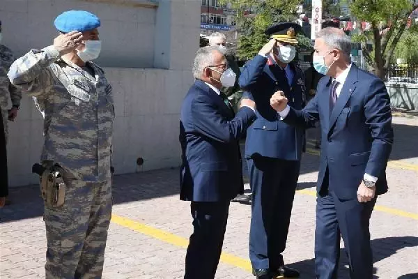 Milli Savunma Bakanı Akar, şehit aileleri ile bayramlaştı Milli Savunma Bakanı Akar, şehit aileleri ile bayramlaştı