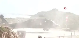 Kıbrıs: Bakan Akar, sınırın sıfır noktasındaki üs bölgelerinde görevli Mehmetçik ile bayramlaştı Kıbrıs: Bakan Akar, sınırın sıfır noktasındaki üs bölgelerinde görevli Mehmetçik ile bayramlaştı