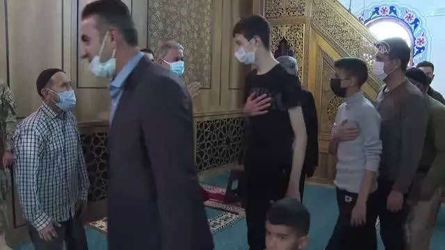 Bakan Akar vatandaşlarla bayramlaştı