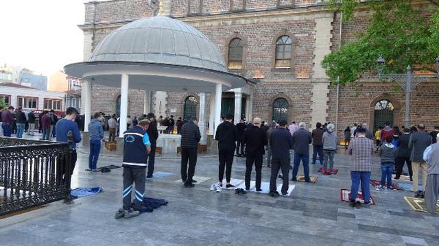 Balıkesir'de tarihi Zağnos Paşa Camii'nde mesafeli bayram namazı Balıkesir'de tarihi Zağnos Paşa Camii'nde mesafeli bayram namazı