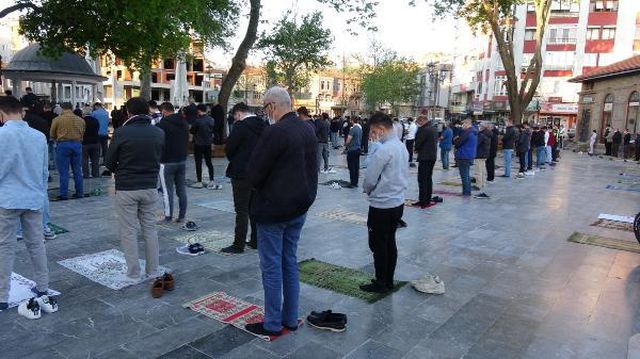 Balıkesir'de tarihi Zağnos Paşa Camii'nde mesafeli bayram namazı Balıkesir'de tarihi Zağnos Paşa Camii'nde mesafeli bayram namazı