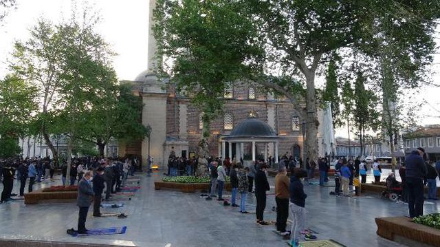 Balıkesir'de tarihi Zağnos Paşa Camii'nde mesafeli bayram namazı Balıkesir'de tarihi Zağnos Paşa Camii'nde mesafeli bayram namazı