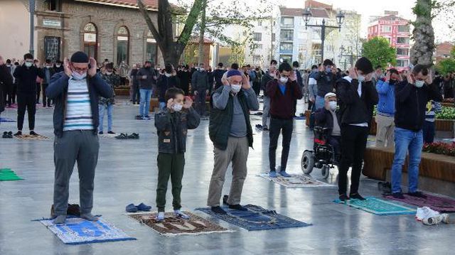 Balıkesir'de tarihi Zağnos Paşa Camii'nde mesafeli bayram namazı Balıkesir'de tarihi Zağnos Paşa Camii'nde mesafeli bayram namazı