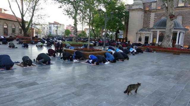 Balıkesir'de tarihi Zağnos Paşa Camii'nde mesafeli bayram namazı Balıkesir'de tarihi Zağnos Paşa Camii'nde mesafeli bayram namazı