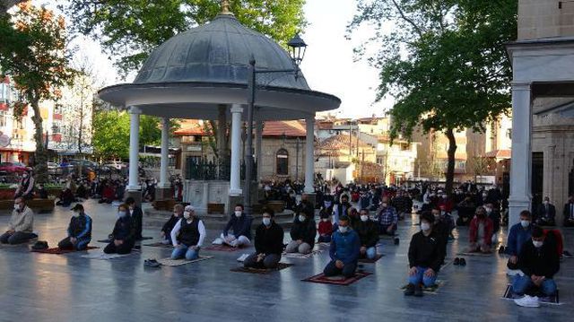 Balıkesir'de tarihi Zağnos Paşa Camii'nde mesafeli bayram namazı Balıkesir'de tarihi Zağnos Paşa Camii'nde mesafeli bayram namazı