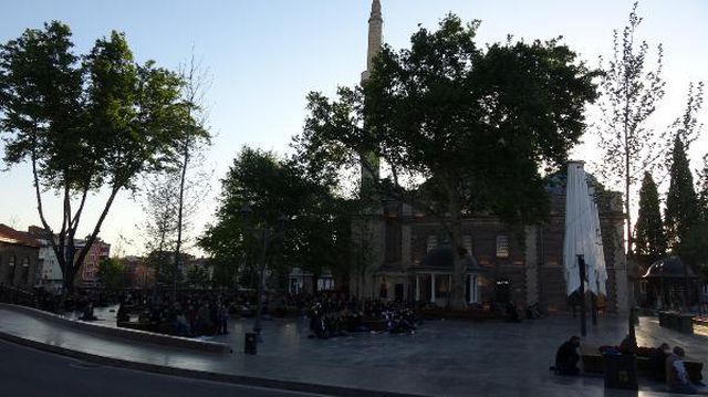 Balıkesir'de tarihi Zağnos Paşa Camii'nde mesafeli bayram namazı Balıkesir'de tarihi Zağnos Paşa Camii'nde mesafeli bayram namazı