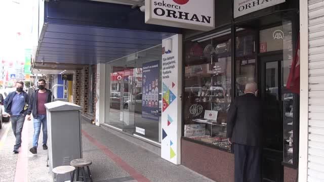 BALIKESİR - 'Şekerci Orhan' ağızları tatlandıran 9 metrekarelik dükkanında yarım asrı devirdi BALIKESİR - 'Şekerci Orhan' ağızları tatlandıran 9 metrekarelik dükkanında yarım asrı devirdi
