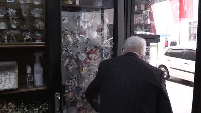 BALIKESİR - 'Şekerci Orhan' ağızları tatlandıran 9 metrekarelik dükkanında yarım asrı devirdi BALIKESİR - 'Şekerci Orhan' ağızları tatlandıran 9 metrekarelik dükkanında yarım asrı devirdi