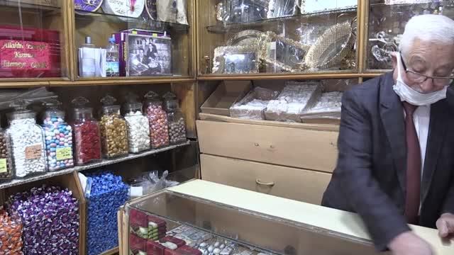 BALIKESİR - 'Şekerci Orhan' ağızları tatlandıran 9 metrekarelik dükkanında yarım asrı devirdi BALIKESİR - 'Şekerci Orhan' ağızları tatlandıran 9 metrekarelik dükkanında yarım asrı devirdi