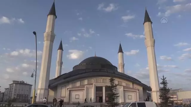 Bayram namazı kılındı Bayram namazı kılındı