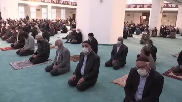 Bayram namazı kılındı Bayram namazı kılındı