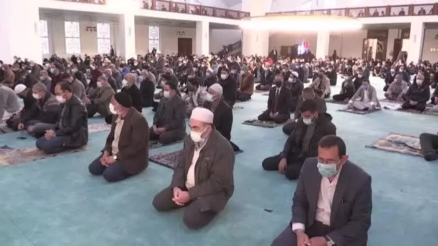 Bayram namazı kılındı Bayram namazı kılındı